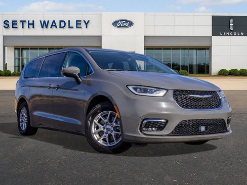 Used 2023 Chrysler Pacifica Touring-L image 1