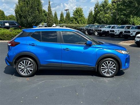 Used 2024 Nissan Kicks SV image 3