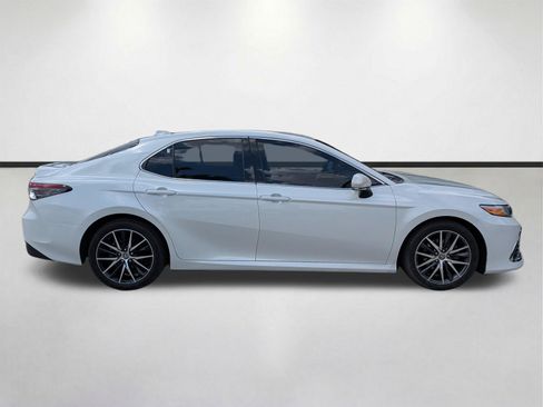 Used 2022 Toyota Camry XLE FWD image 3