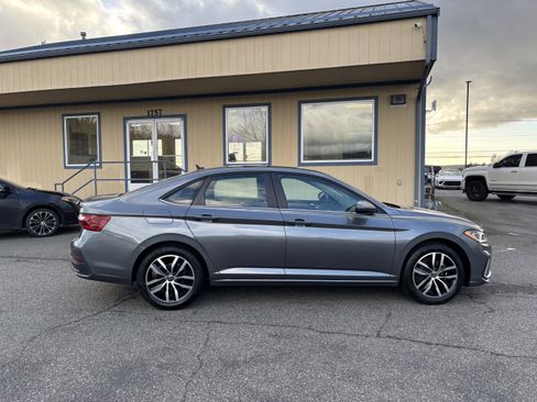 Used 2025 Volkswagen Jetta SE image 8