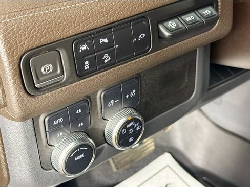 Used 2021 GMC Yukon XL Denali AWD/4WD image 10