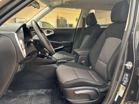 Used 2025 Kia Soul LX w/ LX Technology Package FWD image 20