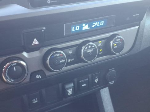 Used 2022 Toyota Tacoma TRD Off-Road AWD/4WD image 18
