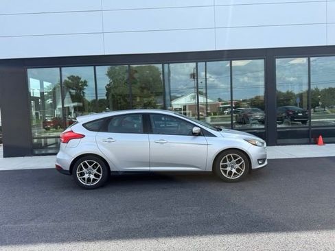 Used 2015 Ford Focus SE w/ Equipment Group 201A FWD image 2