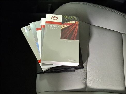 Used 2015 Toyota Sienna XLE image 27