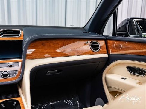 Used 2023 Bentley Bentayga Extended Wheelbase AWD/4WD image 31