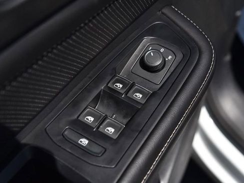 Used 2025 Volkswagen Atlas Cross Sport SE FWD image 8