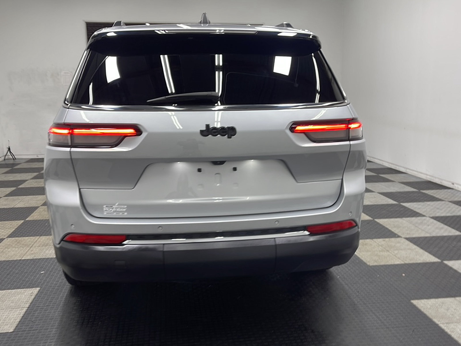 Used 2024 Jeep Grand Cherokee L Limited AWD/4WD image 16