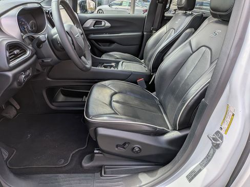 Used 2025 Chrysler Pacifica Limited FWD image 14