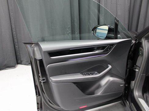 Certified 2025 Porsche Macan Electric image 21