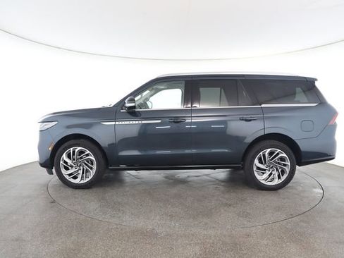 Used 2025 Lincoln Navigator Reserve image 6
