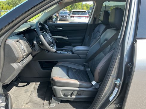 Certified 2025 Nissan Pathfinder Platinum w/ Cargo Package AWD/4WD image 12