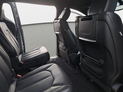 Certified 2023 Chrysler Pacifica Touring-L w/ Uconnect Theater Family Group AWD/4WD image 11