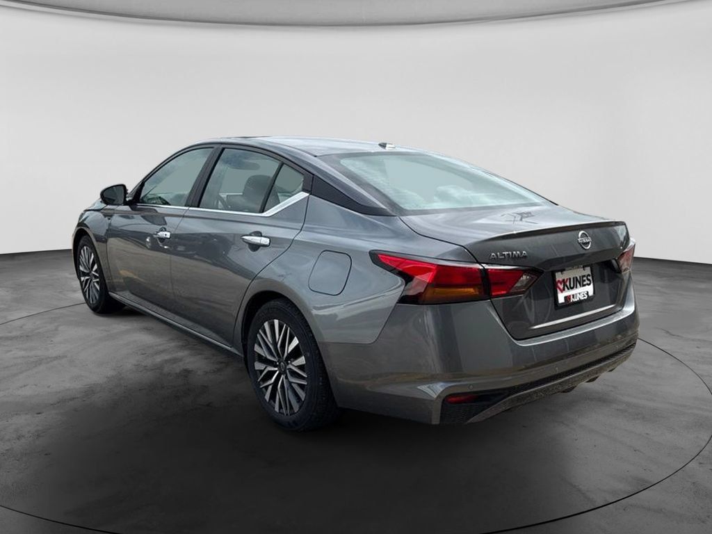 Used 2025 Nissan Altima 2.5 SV FWD image 8