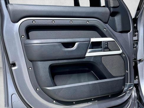 Used 2024 Land Rover Defender 110 SE image 18