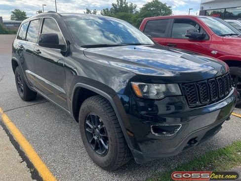 Used 2018 Jeep Grand Cherokee Laredo AWD/4WD image 2