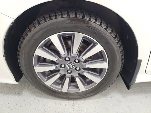 Used 2019 Toyota Sienna XLE w/ XLE Navigation Package image 9