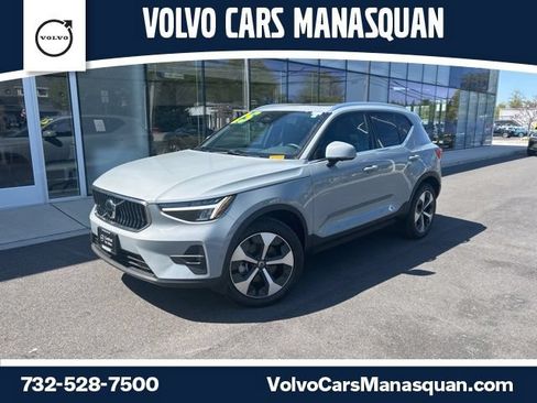 Certified 2025 Volvo XC40 B5 Plus AWD/4WD image 1