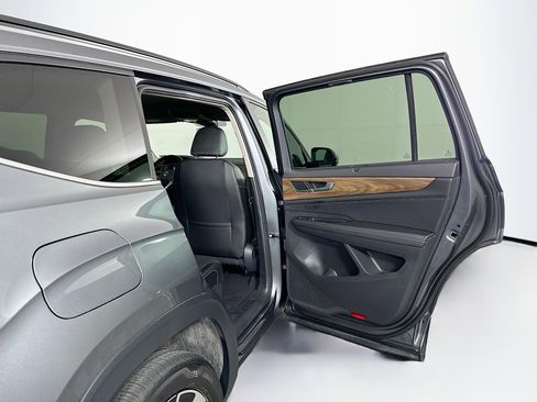 Used 2025 Volkswagen Atlas SE image 31