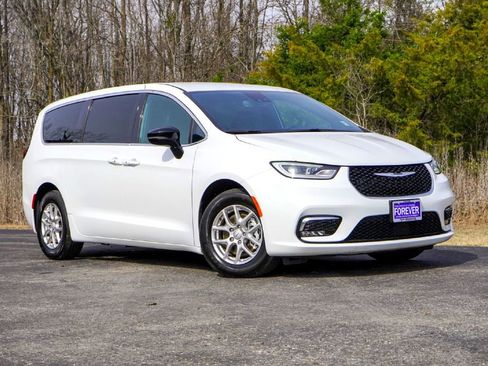 Used 2025 Chrysler Pacifica Select image 2