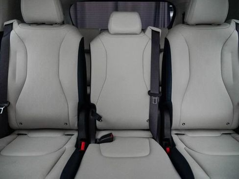 Used 2025 Kia Carnival EX FWD image 26