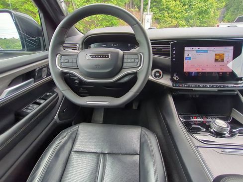 Used 2024 Jeep Wagoneer Series III AWD/4WD image 19