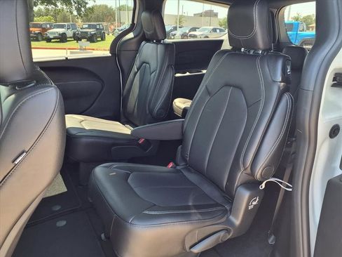 New 2026 Chrysler Pacifica Select image 12