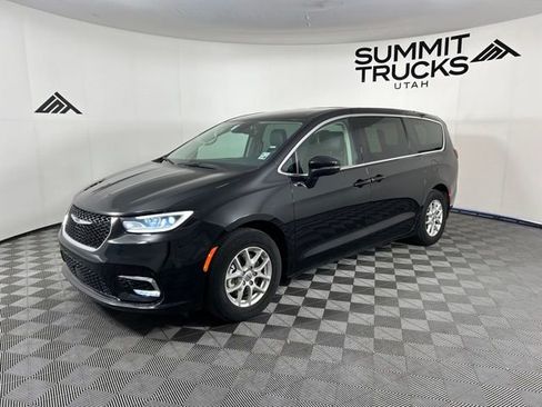 Used 2023 Chrysler Pacifica Touring-L image 2