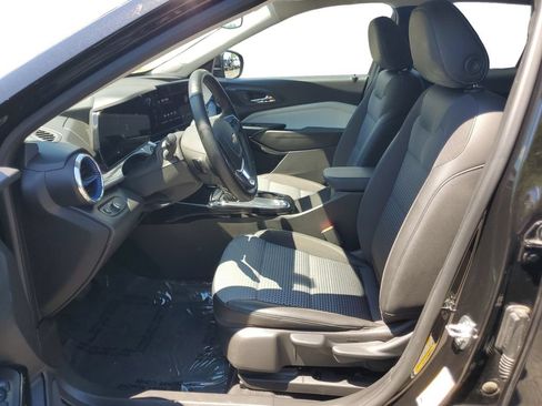 Used 2025 Chevrolet Trax LT w/ LT Convenience Package FWD image 21
