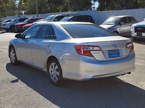 Used 2014 Toyota Camry L image 4