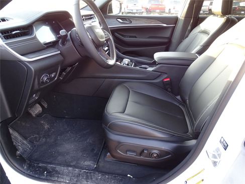 Used 2025 Jeep Grand Cherokee Limited w/ Black Appearance Package image 22