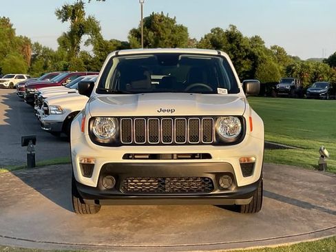 Used 2023 Jeep Renegade Latitude AWD/4WD image 2