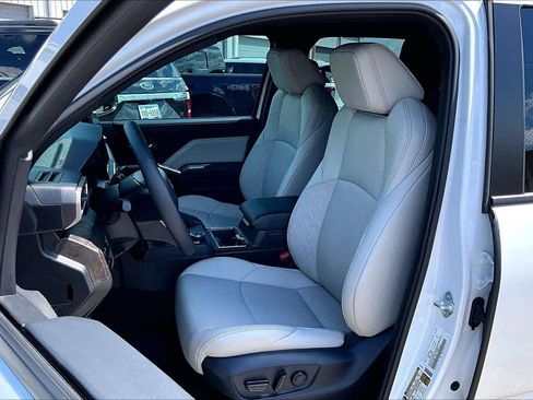 Used 2025 Toyota Tacoma Limited AWD/4WD image 10