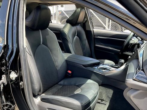 Used 2020 Toyota Camry XSE FWD image 9