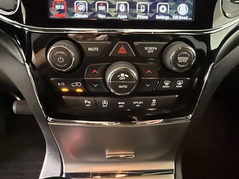 Used 2019 Jeep Grand Cherokee Laredo w/ 18" Wheel & 8.4" Radio Group AWD/4WD image 26