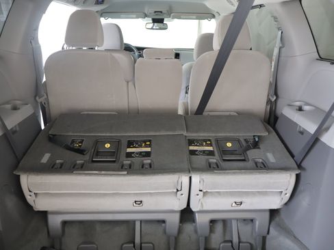 Used 2018 Toyota Sienna LE image 20