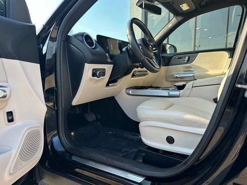 Used 2023 Mercedes-Benz GLB 250 4MATIC w/ Premium Package image 22