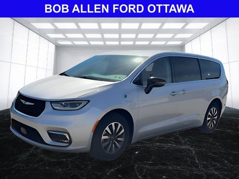 Used 2024 Chrysler Pacifica Limited FWD image 1