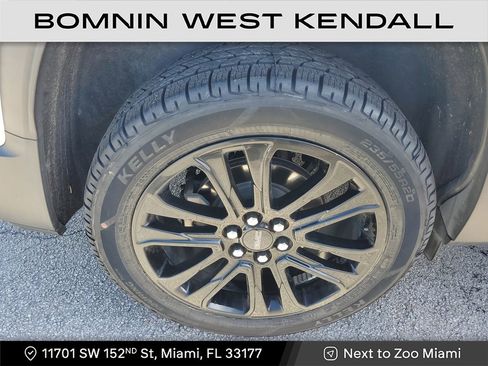 Used 2022 GMC Acadia SLE w/ Driver Convenience Package image 9