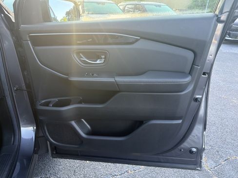 Used 2025 Honda Pilot Touring image 12