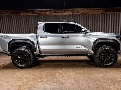 Used 2025 Toyota Tacoma TRD Off-Road image 11