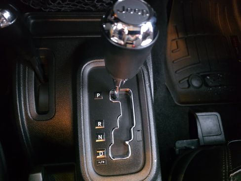 Used 2017 Jeep Wrangler Sahara image 29