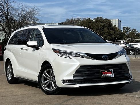 Used 2021 Toyota Sienna Platinum image 2