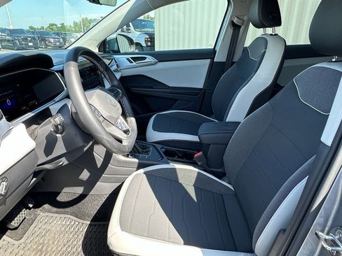 Used 2025 Volkswagen Taos SE w/ Taos MDO Package image 10