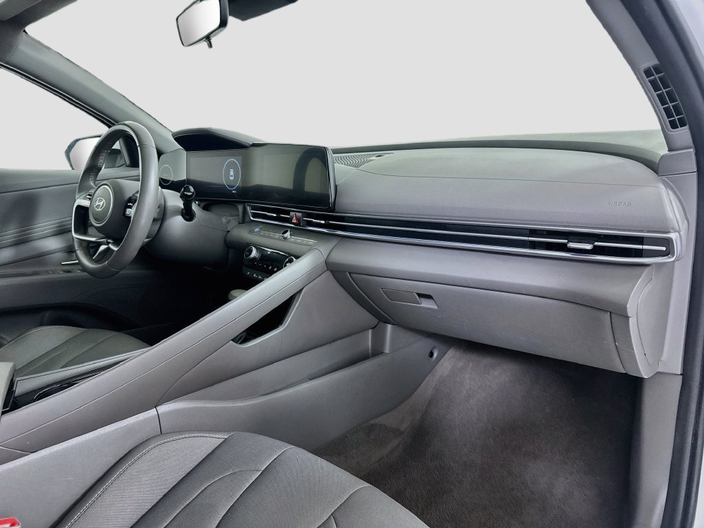 Used 2025 Hyundai Elantra SEL FWD image 28