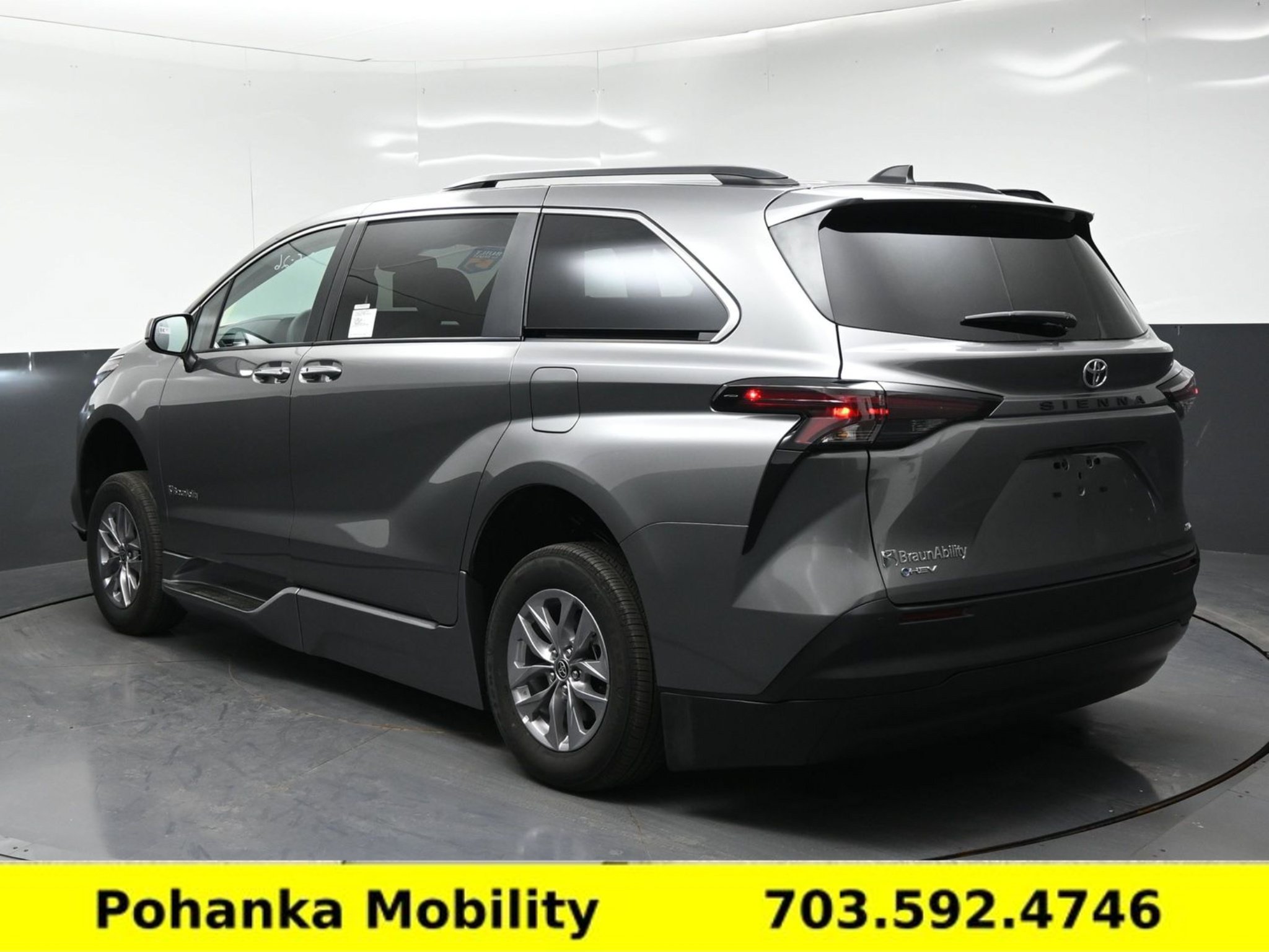 Used 2026 Toyota Sienna XLE FWD image 5