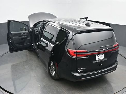 Used 2025 Chrysler Pacifica Select image 64