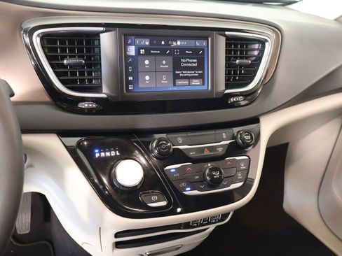 Used 2023 Chrysler Voyager LX image 5