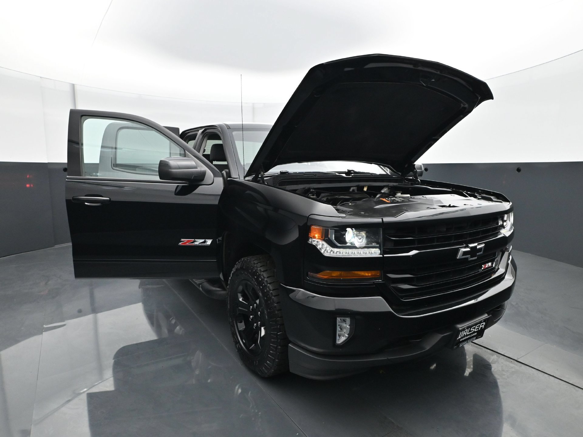Used 2018 Chevrolet Silverado 1500 LT w/ Midnight Edition AWD/4WD image 38