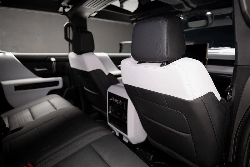 Used 2024 GMC Hummer EV 2X w/ LPO, Illumination Package AWD/4WD image 12